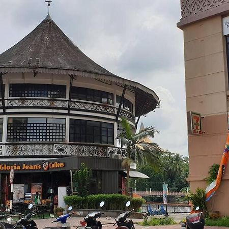 Lovely Waterfront Riverbank Suite With Pool A2 Kuching Ngoại thất bức ảnh
