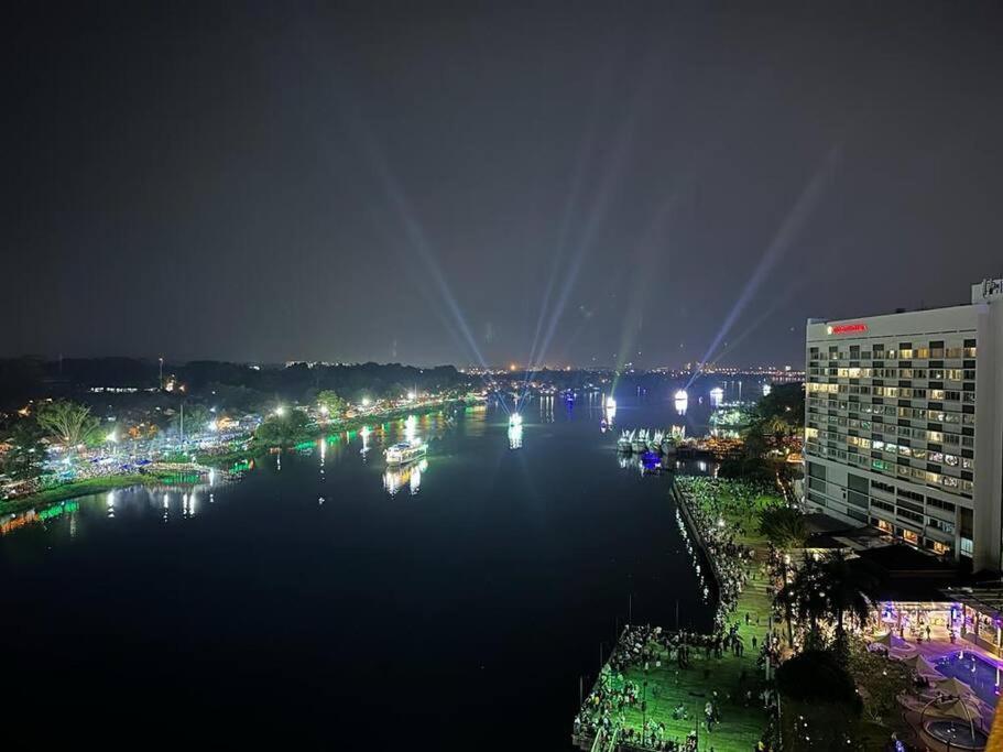 Lovely Waterfront Riverbank Suite With Pool A2 Kuching Ngoại thất bức ảnh