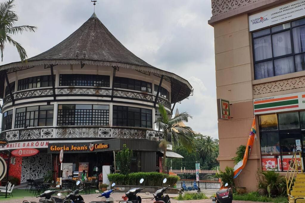 Lovely Waterfront Riverbank Suite With Pool A2 Kuching Ngoại thất bức ảnh