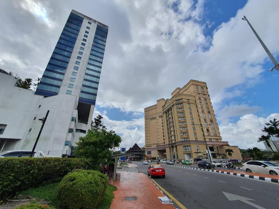 Lovely Waterfront Riverbank Suite With Pool A2 Kuching Ngoại thất bức ảnh