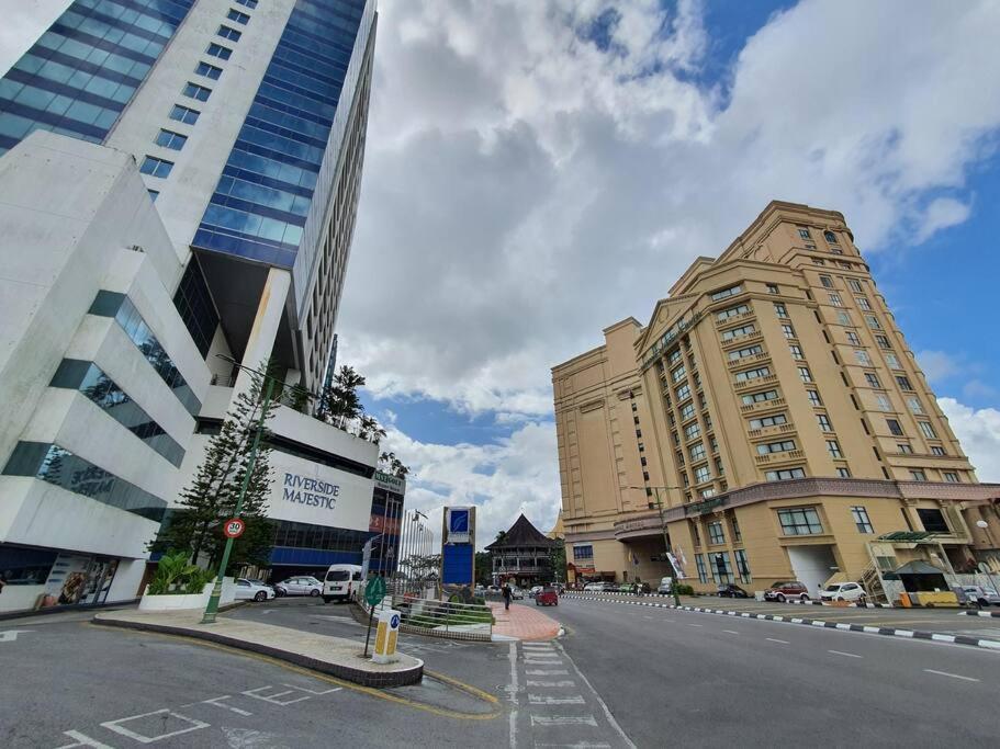 Lovely Waterfront Riverbank Suite With Pool A2 Kuching Ngoại thất bức ảnh