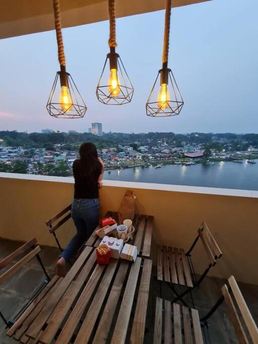 Lovely Waterfront Riverbank Suite With Pool A2 Kuching Ngoại thất bức ảnh