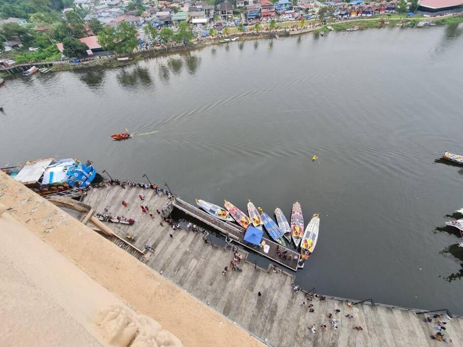 Lovely Waterfront Riverbank Suite With Pool A2 Kuching Ngoại thất bức ảnh