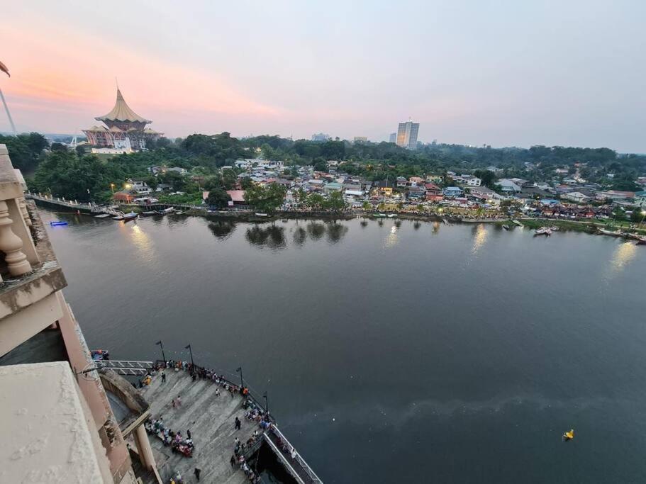 Lovely Waterfront Riverbank Suite With Pool A2 Kuching Ngoại thất bức ảnh