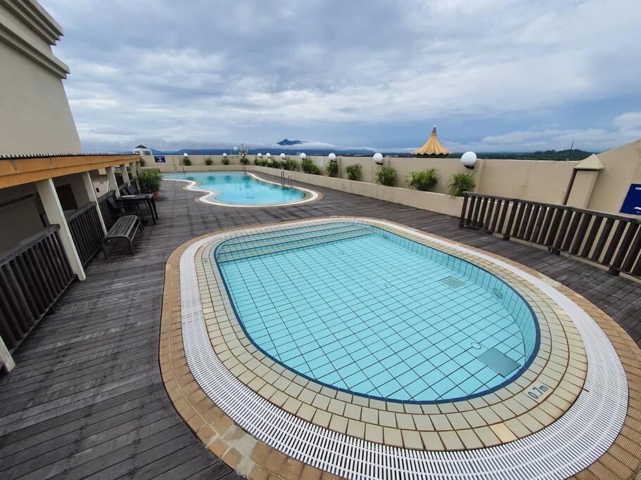Lovely Waterfront Riverbank Suite With Pool A2 Kuching Ngoại thất bức ảnh