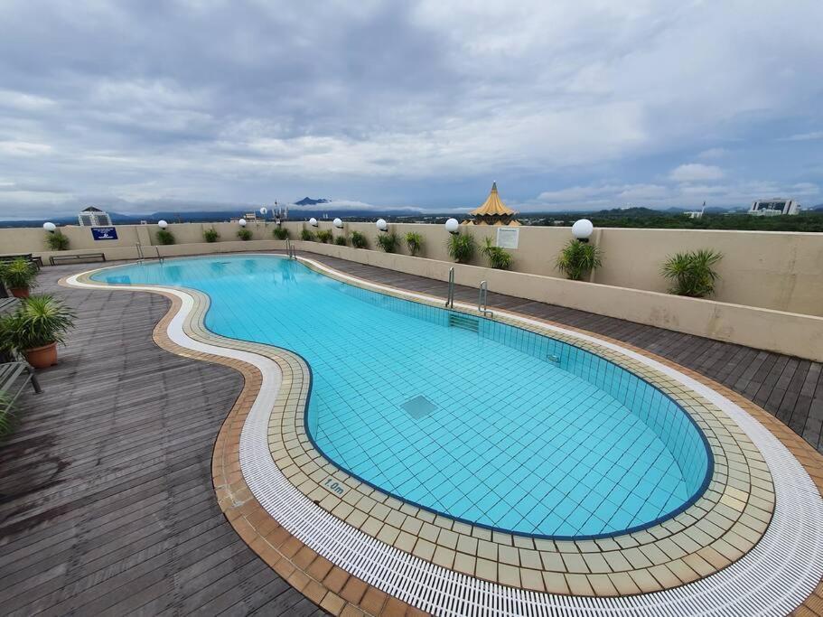 Lovely Waterfront Riverbank Suite With Pool A2 Kuching Ngoại thất bức ảnh