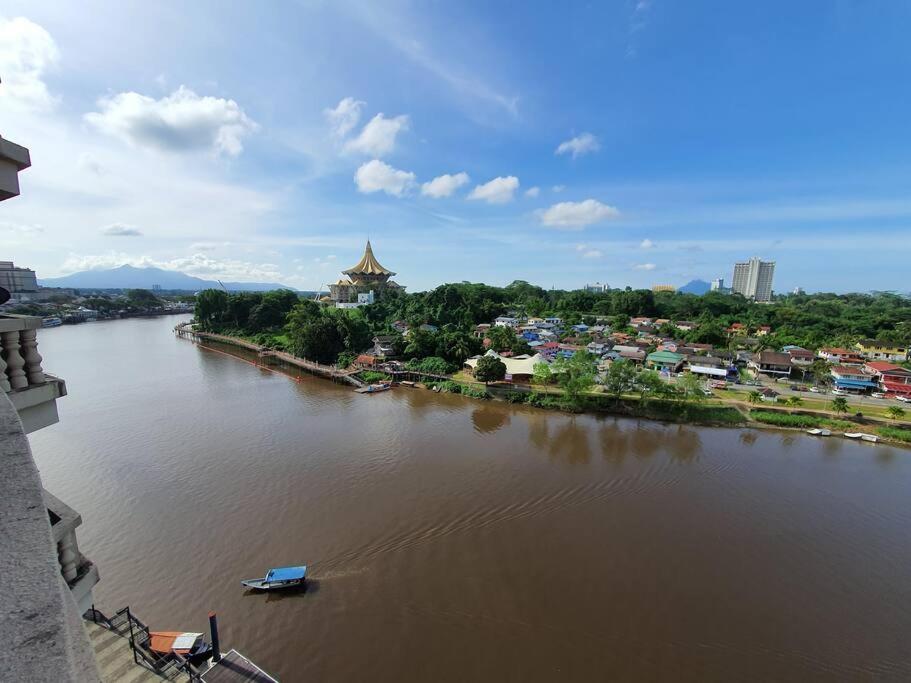 Lovely Waterfront Riverbank Suite With Pool A2 Kuching Ngoại thất bức ảnh