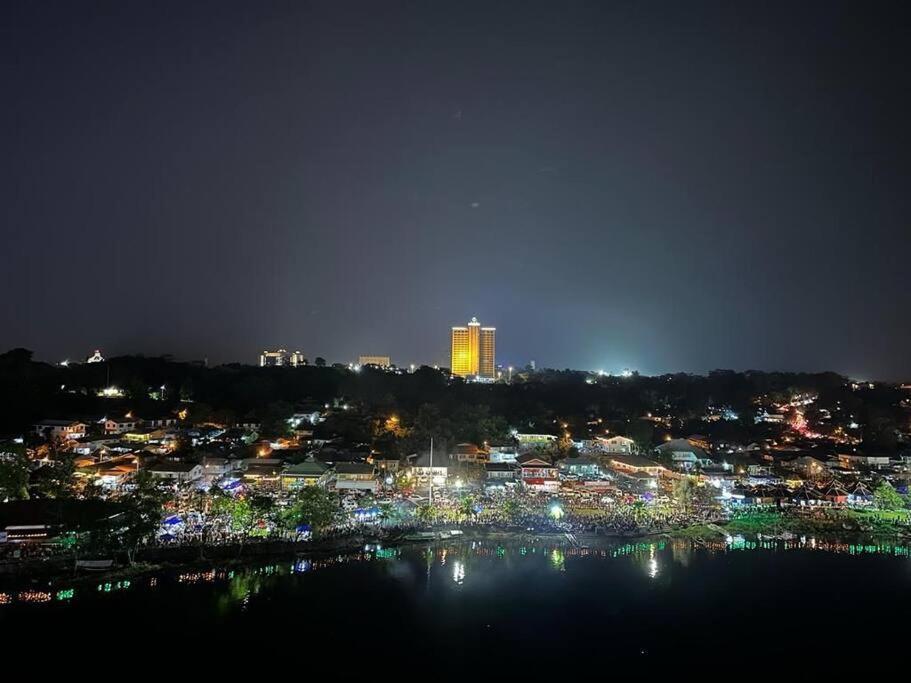 Lovely Waterfront Riverbank Suite With Pool A2 Kuching Ngoại thất bức ảnh